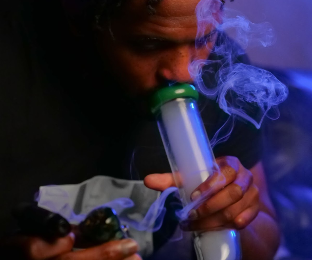 A Beginners' Guide to Choosing the Right Bong for Your Lifestyle – Pipe ...